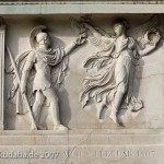 Grabmal von Gerhard Johann David von Scharnhorst auf dem Invalidenfriedhof in Berlin-Mitte, Detailansicht des Sockelreliefs