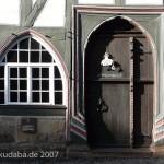 Gotisches Fachwerkhaus Brüggemeier in Fritzlar, Detailansicht der gotischen Eingangstür und Fenster