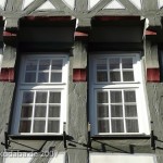 Gotisches Fachwerkhaus Brüggemeier in Fritzlar, Ausschnitt mit vorkragendem Obergeschoss, Knaggen und Fenstern