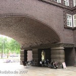 Chilehaus in Hamburg von Fritz Höger aus den Jahren 1922 - 1924 im Stil des Expressionismus, Ansicht der Fassade im Innenhof