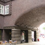 Chilehaus in Hamburg von Fritz Höger aus den Jahren 1922 - 1924 im Stil des Expressionismus, Ansicht der Fassade im Innenhof