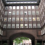 Chilehaus in Hamburg von Fritz Höger aus den Jahren 1922 - 1924 im Stil des Expressionismus, Ansicht der Fassade im Innenhof