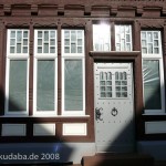 Haus Marktplatz 14 in Fritzlar, Detail der Fassade mit Eingangstür