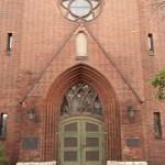 Katholische Kirche St. Antonius in Berlin-Treptow von Wilhelm Fahlbusch im neogotischen Stil erbaut, Ansicht des Eingangsportals