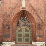 Katholische Kirche St. Antonius in Berlin-Treptow von Wilhelm Fahlbusch im neogotischen Stil erbaut, Ansicht des Eingangsportals