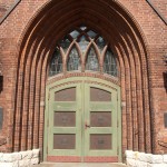 Katholische Kirche St. Antonius in Berlin-Treptow von Wilhelm Fahlbusch im neogotischen Stil erbaut, Ansicht des Eingangsportals