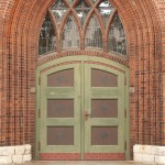 Katholische Kirche St. Antonius in Berlin-Treptow von Wilhelm Fahlbusch im neogotischen Stil erbaut, Detailansicht des Eingangsportals