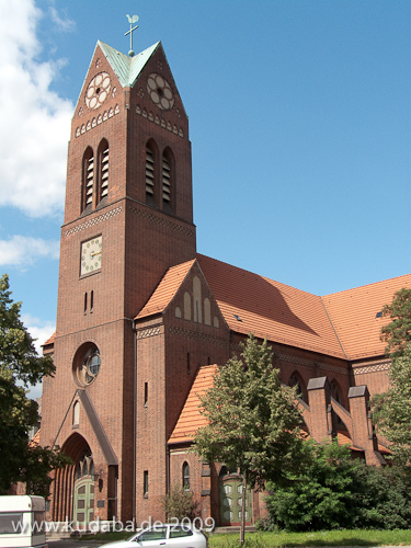 Katholische Kirche St. Antonius in Berlin-Treptow von Wilhelm Fahlbusch im neogotischen Stil erbaut, Gesamtansicht