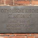 Katholische Kirche St. Antonius in Berlin-Treptow von Wilhelm Fahlbusch im neogotischen Stil erbaut, Detailansicht einer Informationstafel