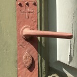 Katholische Kirche St. Antonius in Berlin-Treptow von Wilhelm Fahlbusch im neogotischen Stil erbaut, Detailansicht einer Türklinke