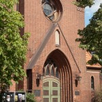 Katholische Kirche St. Antonius in Berlin-Treptow von Wilhelm Fahlbusch im neogotischen Stil erbaut, Ansicht des Eingangsportals