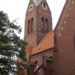 Katholische Kirche St. Antonius in Berlin-Treptow von Wilhelm Fahlbusch im neogotischen Stil erbaut, Seitenansicht