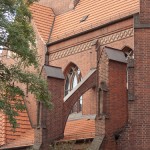 Katholische Kirche St. Antonius in Berlin-Treptow von Wilhelm Fahlbusch im neogotischen Stil erbaut, Seitenansicht