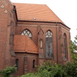 Katholische Kirche St. Antonius in Berlin-Treptow von Wilhelm Fahlbusch im neogotischen Stil erbaut, Seitenansicht des Chors