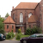 Katholische Kirche St. Antonius in Berlin-Treptow von Wilhelm Fahlbusch im neogotischen Stil erbaut, Seitenansicht des Chors