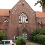 Katholische Kirche St. Antonius in Berlin-Treptow von Wilhelm Fahlbusch im neogotischen Stil erbaut, Seitenansicht