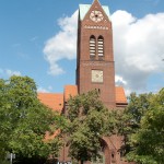 Katholische Kirche St. Antonius in Berlin-Treptow von Wilhelm Fahlbusch im neogotischen Stil erbaut, Gesamtansicht