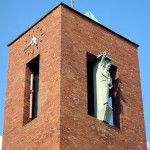 Katholische Kirche St. Bernhard in Berlin-Dahlem von Wilhelm Fahlbusch von 1932 - 1934, Detailansicht von der Turmspitze mit der Skulptur des St. Bernhard