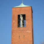 Katholische Kirche St. Bernhard in Berlin-Dahlem von Wilhelm Fahlbusch von 1932 - 1934, Detailansicht von der Turmspitze mit der Skulptur des St. Bernhard