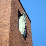 Katholische Kirche St. Bernhard in Berlin-Dahlem von Wilhelm Fahlbusch von 1932 - 1934, Detailansicht von der Turmspitze mit der Skulptur des St. Bernhard