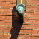 Katholische Kirche St. Bernhard in Berlin-Dahlem von Wilhelm Fahlbusch von 1932 - 1934, Detailansicht der Außenlampe in Form eines menschlichen Kopfes als Symbol für den Evangelisten Matthäus