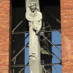 Katholische Kirche St. Bernhard in Berlin-Dahlem von Wilhelm Fahlbusch von 1932 - 1934, Detailansicht von der Skulptur des St. Bernhard