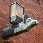 Katholische Kirche St. Bernhard in Berlin-Dahlem von Wilhelm Fahlbusch von 1932 - 1934, Detailansicht der Außenlampe in Form eines Adlerkopfes als Symbol für den Evangelisten Johannes