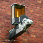 Katholische Kirche St. Bernhard in Berlin-Dahlem von Wilhelm Fahlbusch von 1932 - 1934, Detailansicht der Außenlampe in Form eines Adlerkopfes als Symbol für den Evangelisten Johannes