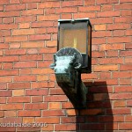 Katholische Kirche St. Bernhard in Berlin-Dahlem von Wilhelm Fahlbusch von 1932 - 1934, Detailansicht der Außenlampe in Form eines Stierkopfes als Symbol für den Evangelisten Lukas