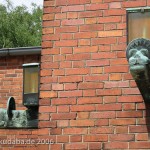 Katholische Kirche St. Bernhard in Berlin-Dahlem von Wilhelm Fahlbusch von 1932 - 1934, Detailansicht zweier Außenlampe
