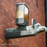 Katholische Kirche St. Bernhard in Berlin-Dahlem von Wilhelm Fahlbusch von 1932 - 1934, Detailansicht der Außenlampe in Form eines Adlerkopfes als Symbol für den Evangelisten Johannes