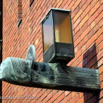 Katholische Kirche St. Bernhard in Berlin-Dahlem von Wilhelm Fahlbusch von 1932 - 1934, Detailansicht der Außenlampe in Form eines menschlichen Kopfes als Symbol für den Evangelisten Matthäus