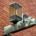 Katholische Kirche St. Bernhard in Berlin-Dahlem von Wilhelm Fahlbusch von 1932 - 1934, Detailansicht der Außenlampe in Form eines Löwenkopfes als Symbol für den Evangelisten Markus