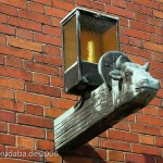 Katholische Kirche St. Bernhard in Berlin-Dahlem von Wilhelm Fahlbusch von 1932 - 1934, Detailansicht der Außenlampe in Form eines Stierkopfes als Symbol für den Evangelisten Lukas
