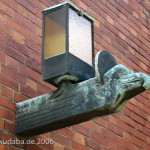 Katholische Kirche St. Bernhard in Berlin-Dahlem von Wilhelm Fahlbusch von 1932 - 1934, Detailansicht der Außenlampe in Form eines Adlerkopfes als Symbol für den Evangelisten Jphannes
