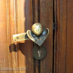 Katholische Kirche St. Bernhard in Berlin-Dahlem von Wilhelm Fahlbusch von 1932 - 1934, Detailansicht eines Türknaufs in Form eines Engelkopfes