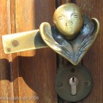 Katholische Kirche St. Bernhard in Berlin-Dahlem von Wilhelm Fahlbusch von 1932 - 1934, Detailansicht eines Türknaufs in Form eines Engelkopfes