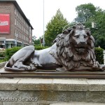 Bronzeskulpturen "Liegende Löwen" in der Nähe des Holstentors in Lübeck von 1823, Gesamtansicht des rechten Löwen