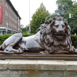 Bronzeskulpturen "Liegende Löwen" in der Nähe des Holstentors in Lübeck von 1823, Gesamtansicht des rechten Löwen