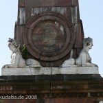 Obelisk auf dem Alten Markt von Georg Wenzeslaus von Knobelsdorff, Detailansicht der Ostseite mit Sphingen und Schinkel-Porträt-Medaillon