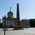 Obelisk auf dem Alten Markt von Georg Wenzeslaus von Knobelsdorff, Ansicht mit dem alten Potsdamer Rathaus im Hintergrund