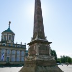 Obelisk auf dem Alten Markt von Georg Wenzeslaus von Knobelsdorff, Nordostseite