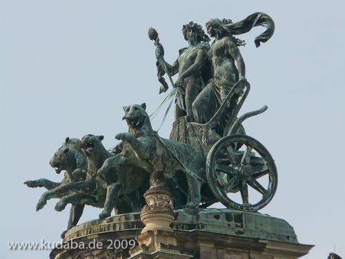 Pantherquadriga auf der Semper-Oper in Dresden von Johannes Schilling aus den Jahre 1871 - 1877