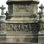 Reiterdenkmal König Johann von Sachsen in Dresden, Detailansicht des Sockels