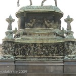 Reiterdenkmal König Johann von Sachsen in Dresden, Detailansicht des Sockels