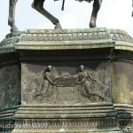 Reiterdenkmal König Johann von Sachsen in Dresden, Detailansicht des Sockels
