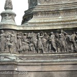 Reiterdenkmal König Johann von Sachsen in Dresden, Detailansicht des Sockels