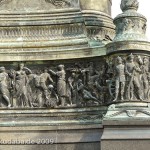 Reiterdenkmal König Johann von Sachsen in Dresden, Detailansicht des Sockels