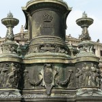 Reiterdenkmal König Johann von Sachsen in Dresden, Detailansicht des Sockels