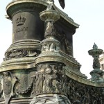 Reiterdenkmal König Johann von Sachsen in Dresden, Detailansicht des Sockels